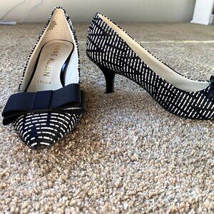 Black and White Anne Klein kitten heel with bow size 7.5